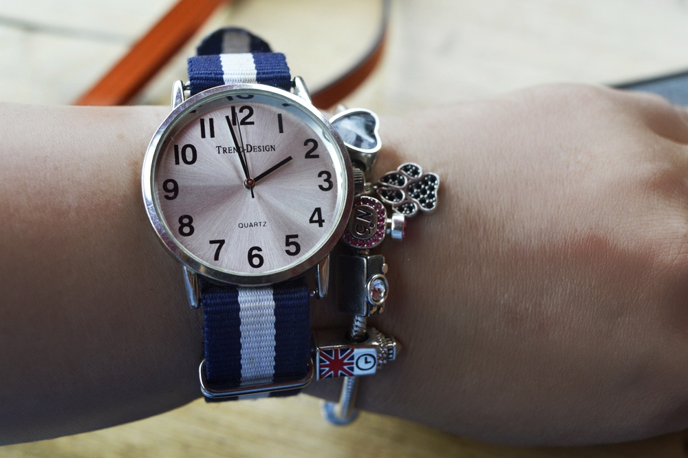 Blue Offshoulder - Summer Outfit with MAC Jeans, Off Shoulder Blouse and Leather Mules, combined with a papaya coloured Picard crossbody Bag - posted by Annie K, Fashion Blogger, Founder, CEO and writer of ANNIES BEAUTY HOUSE - a german fashion and beauty blog