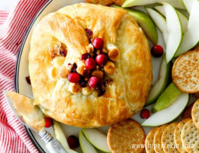 BAKED BRIE IN PUFF PASTRY