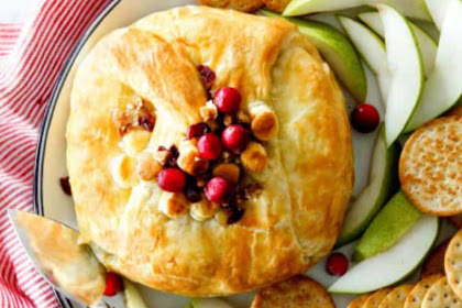 BAKED BRIE IN PUFF PASTRY