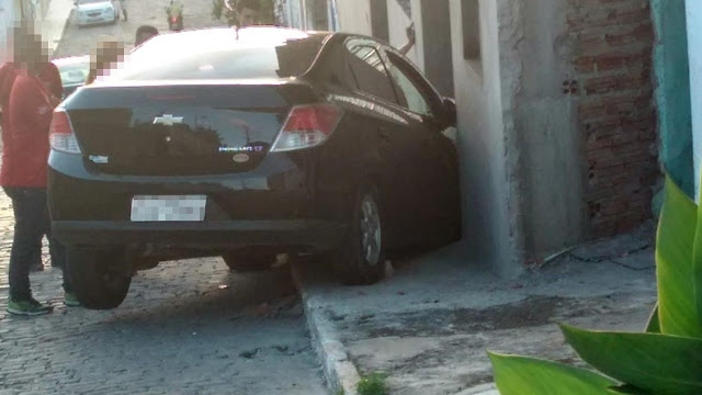 Carro desce ladeira e atinge porta de prédio no Alto da Missão em Jacobina