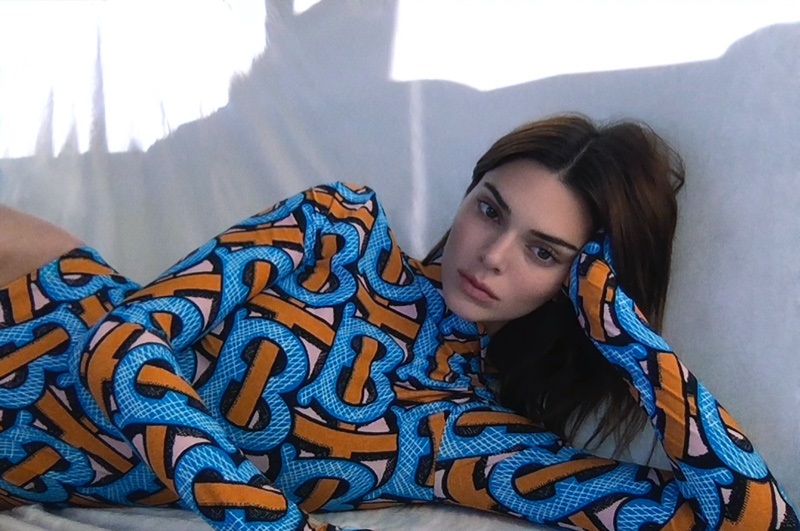 Ultra Tendencias: Kendall Jenner posa en casa para Burberry Campaña