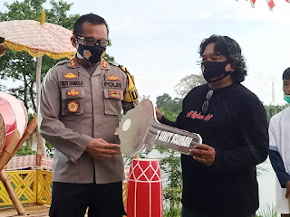 Kapolres Gowa Serahkan Hadiah Utama Kepada Pemenang Lomba Kreasi Spot Foto dan Lomba Foto On The Spot