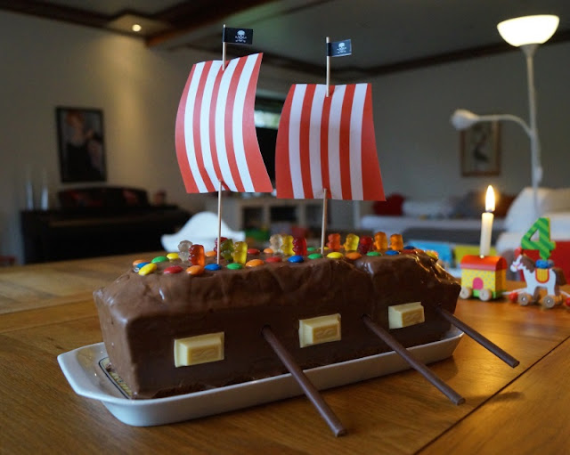 Ahoi, Pirat! Alles für den maritimen Kindergeburtstag und die Piratenparty. Der Piratenschiff-Kuchen nach einem einfachen Rezept sorgt für eine gelungene Feier.