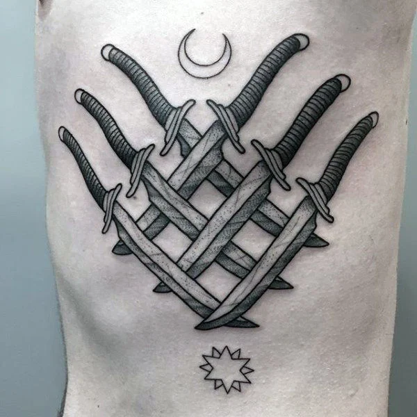 Tatuajes de cuchillos para Mujeres