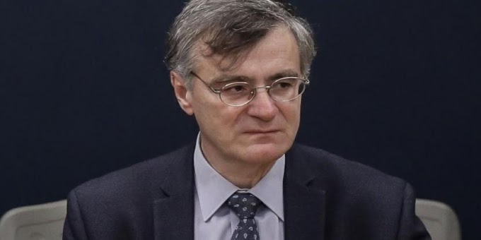 «Μπορώ ακόμη να κλαίω και να τραγουδάω» - Βουρκωμένος ο Τσιόδρας στο αντίο από τις καθημερινές ενημερώσεις