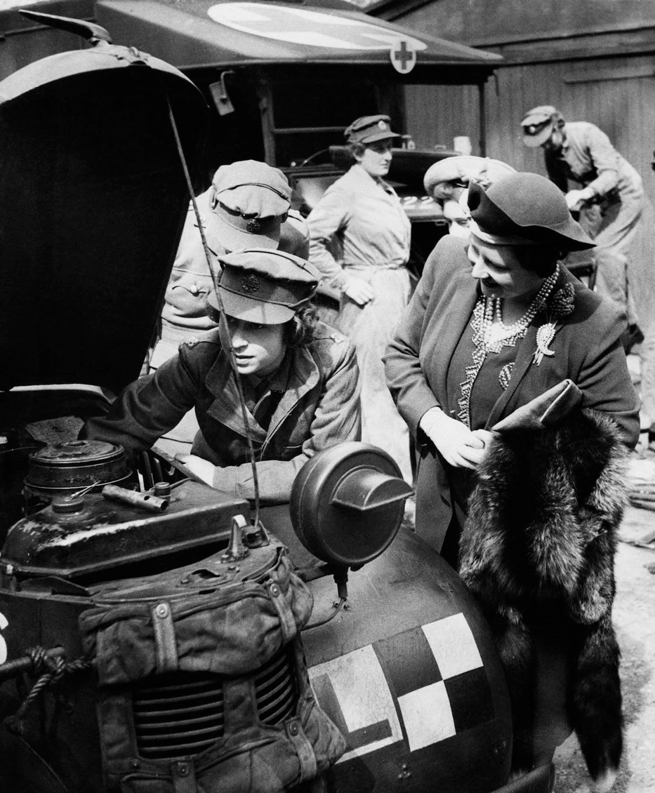 queen_elizabeth_mechanic%2B%25282%2529.j