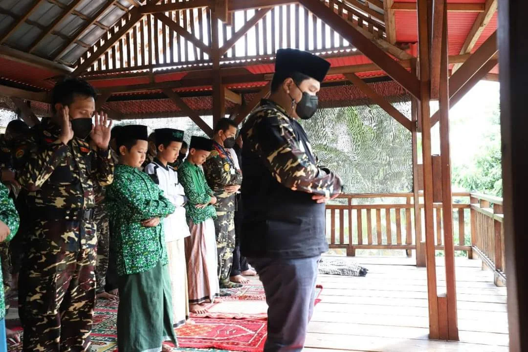 Usai Jadi Imam Shalat, Publik Menunggu Erick Thohir Masuk Gorong-Gorong