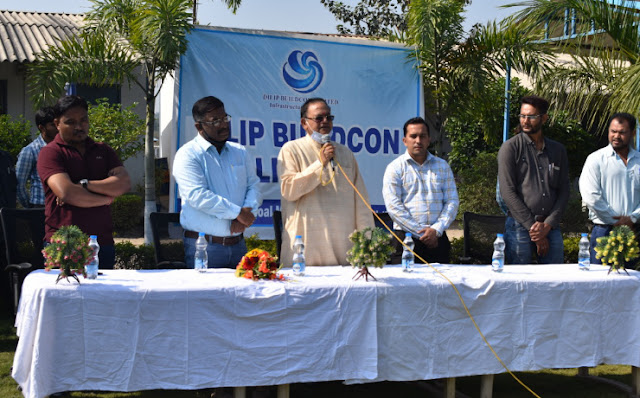 Dilip-Buildcon-gives-4-lakhs-assistance-to-injured-employee
