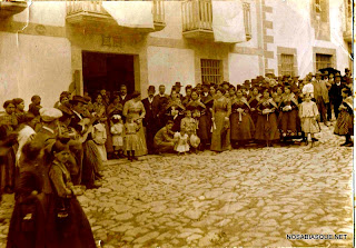 Gentes de Candelario Salamanca esperando a la novia en la puerta de su casa