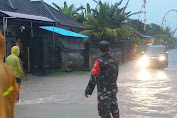 Aparat TNI Bantu Warga Terjebak Banjir
