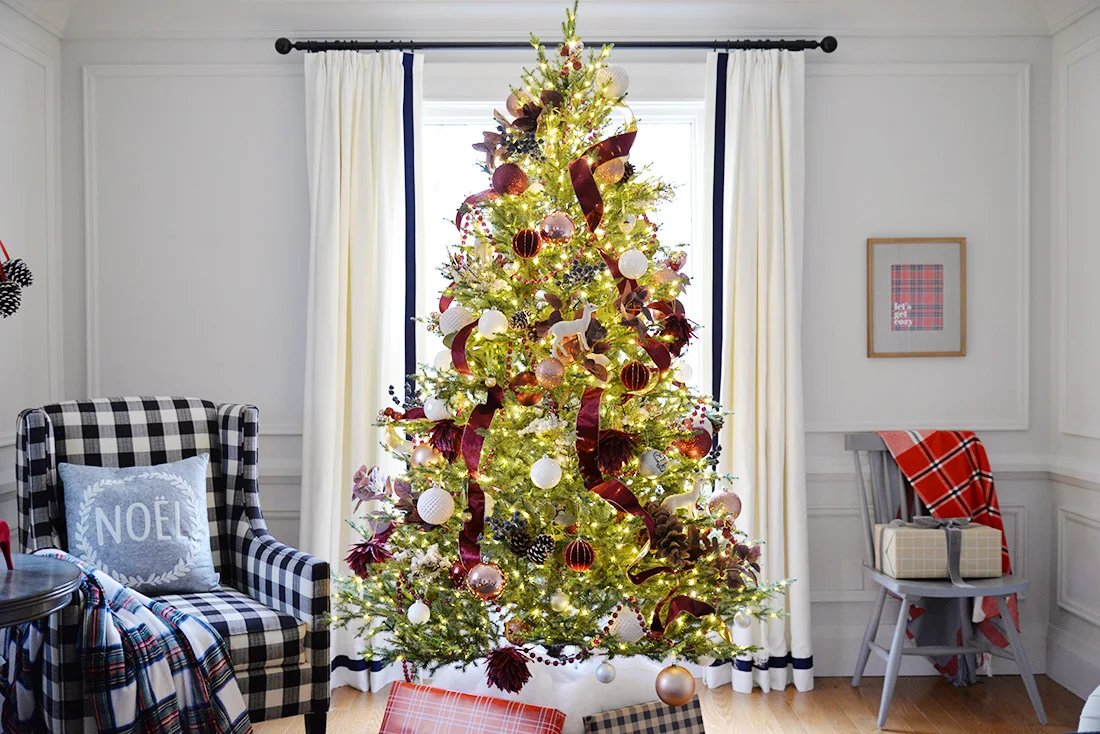 Red and white christmas tree. Christmas decor ideas. Living room decorated for Christmas
