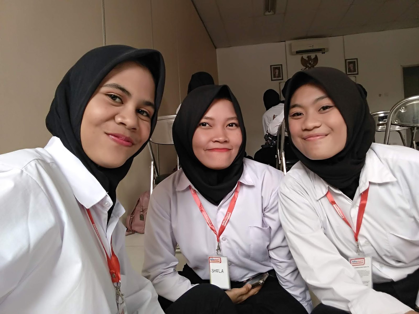 Kebahagiaan Bersama Sahabat Pengalaman Awal Kerja Di Retail