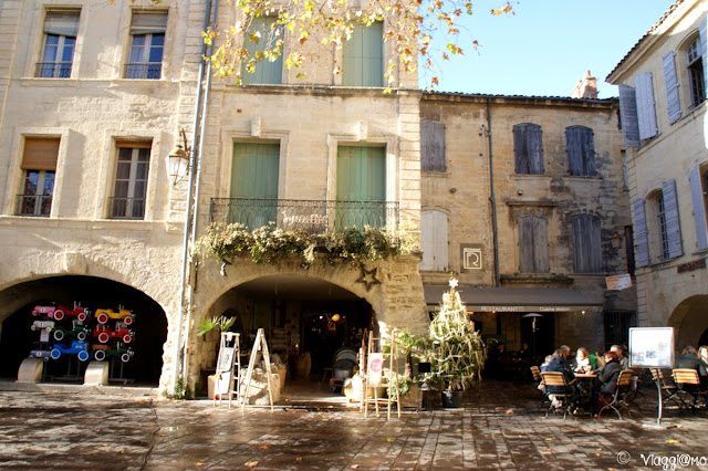 Piazza delle Erbe è la bella piazza porticata di Uzes