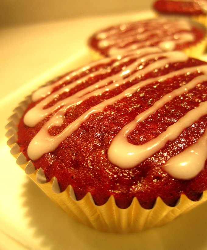 i cook. i bake. red velvet cupcakes (without cream cheese icing)