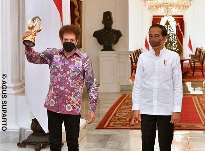 Hampir Setengah Abad Berdiri, Presiden Jokowi Terhibur Lirik Menggugah Godbless