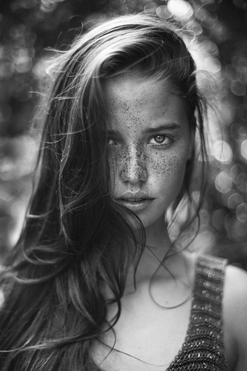As belas modelos com sardas na fotografia de Agata Serge Agata Serge 500px arte fotografia fashion mulheres modelos sardas beleza preto e branco