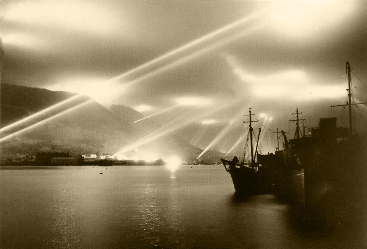 Атака прожекторами. Атака прожекторами. Зенитные прожектора великой отечественной войны. Прожекторы пво в блокадном ленинграде. Атака прожекторами.