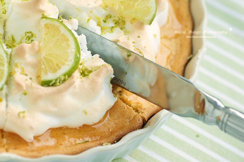 Key Lime Pie anschneiden mit Tortenmesser