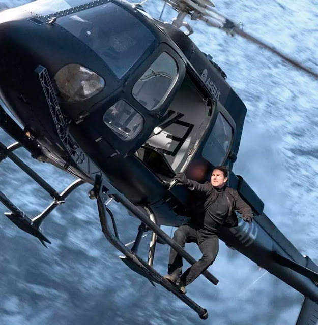 Tom Cruise en un helicóptero en Misión Imposible 6
