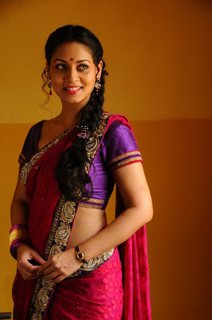 Beauty Galore HD : Pooja Umashankar Hot Saree Movie Stills