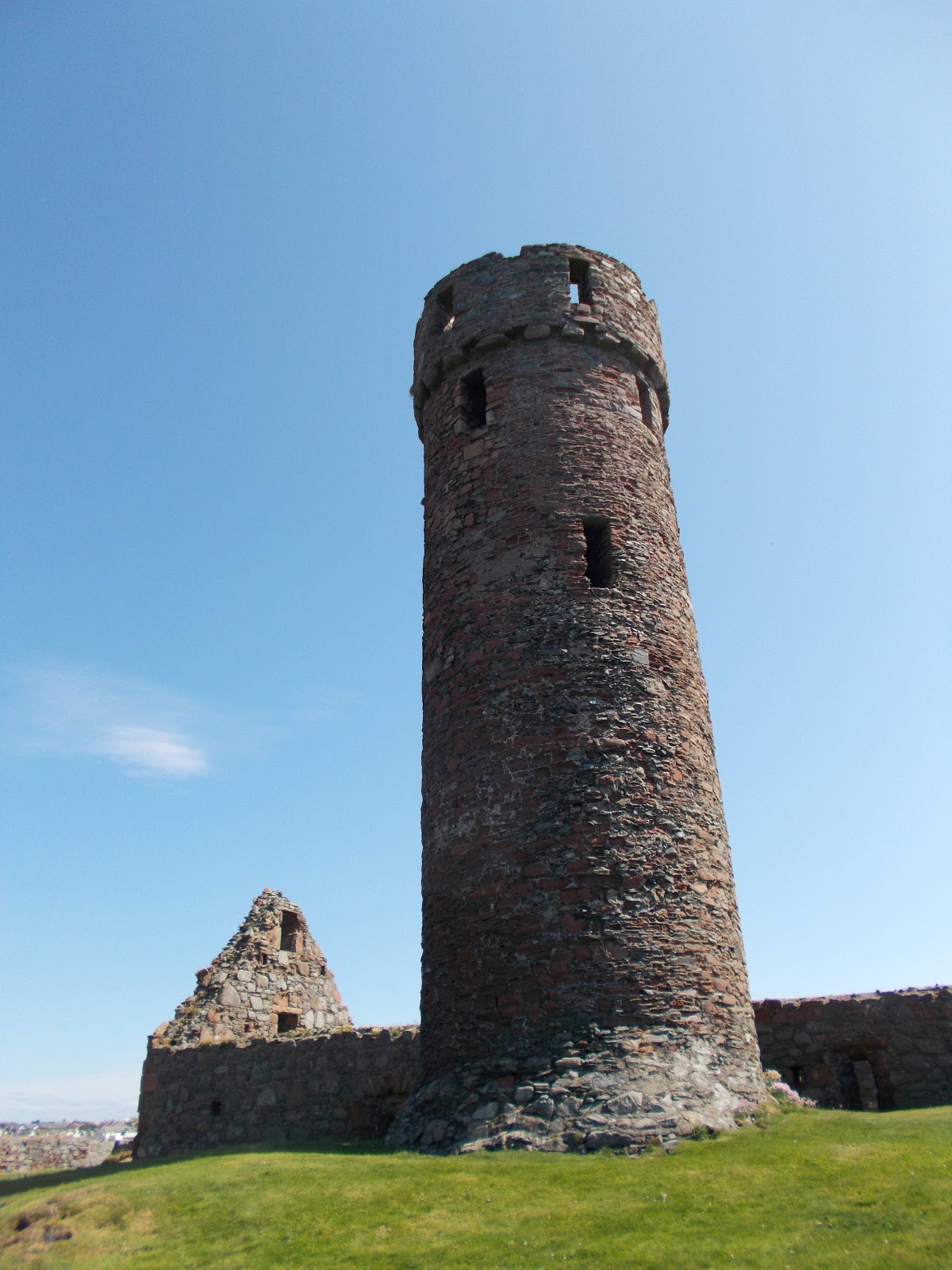 Round tower. Остров Мэн Форт сент-Эннз. Жаорцы с круглыми башнями. Замок с круглыми башнями. Круглая башня в вальхуйме.