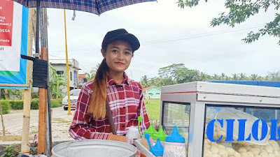 Berparas Cantik, Denur Penjual Cilok "Mang Jun" Bikin Gagal Fokus