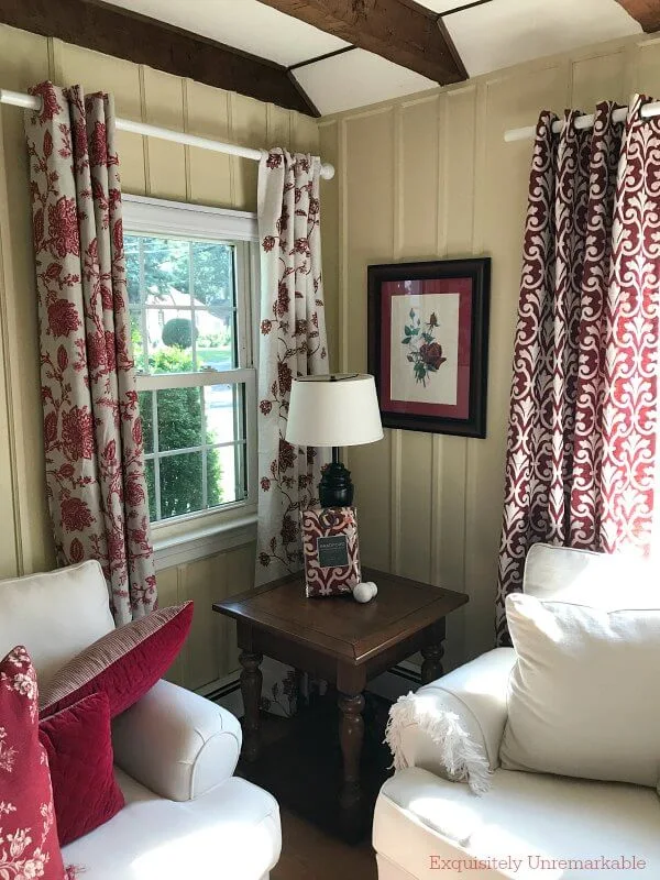 Different red curtain panels in the living room 