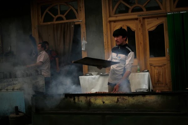 Muslim Uighur Dipaksa Makan Daging Babi Setiap Jumat Saat Ditahan oleh China