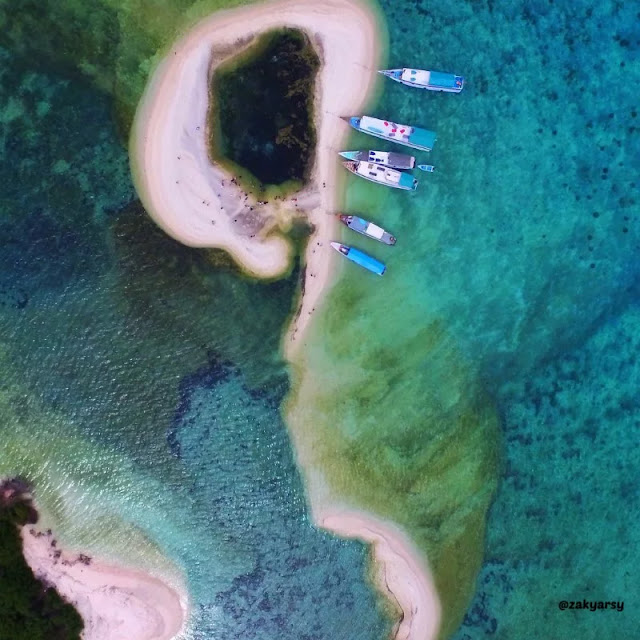 9 Keunikan Pulau Sembilan Labuan Bajo, Flores 1 Bentuknya mirip angka sembilan