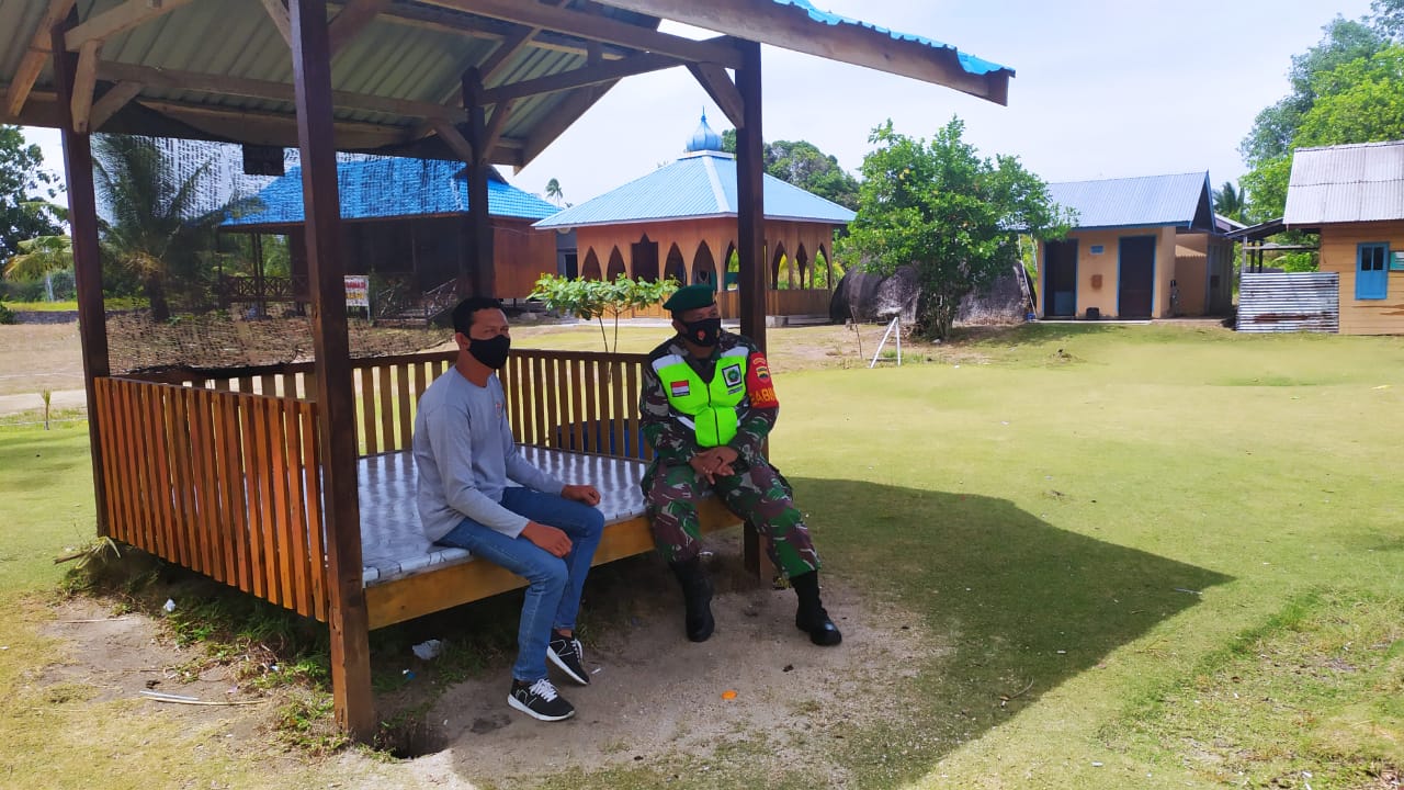 Babinsa Desa Cemaga Tengah Lakukan Komsos Dengan Ketua BUMDes Objek Wisata Geopark Batu Kasah Babinsa Desa Cemaga Tengah Lakukan Komsos Dengan Ketua BUMDes Objek Wisata Geopark Batu Kasah
