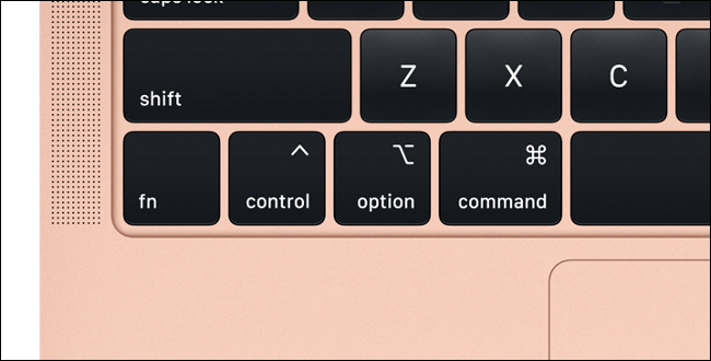 تعرض لوحة المفاتيح MacBook Air مفاتيح التحكم والخيار والأوامر.
