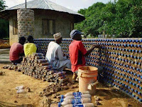 Construcción con botellas de plástico