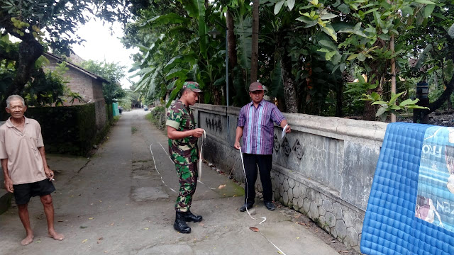 Babinsa dampingi pengukuran jalan desa