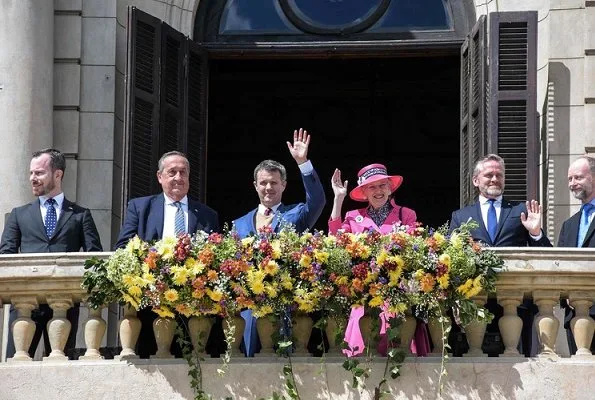 Buenos Aires, Tres Arroyos, Necochea and Tandil. Queen wore Pink blazer and skirt