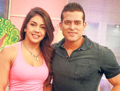 Christian Domínguez y Vania Bludau Foto de Vania Bludau posando alegre con Christian Domínguez