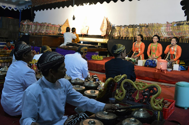 Ribuan warga Jimbung Nikmati Kesenian Wayang Usai TMMD Ditutup