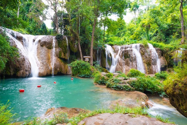 Than Sawan waterfall, emerald water, can be visited all year round