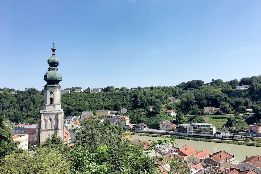 Kurzer Halt auf halben Weg: Kirche & Altstadt von Burghausen Kurzer Halt auf halben Weg: Kirche & Altstadt von Burghausen