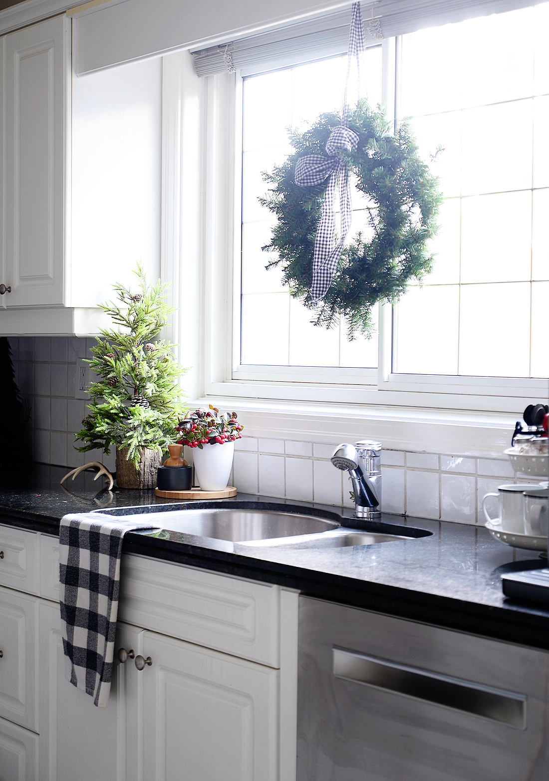 simple kitchen christmas decor, easy kitchen christmas decorations