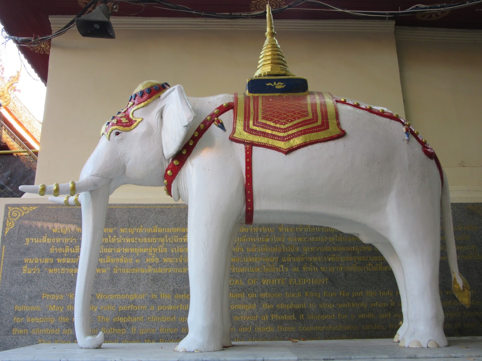 Elefante blanco del Wat Phrathat Doi Suthep, en Chiang Mai
