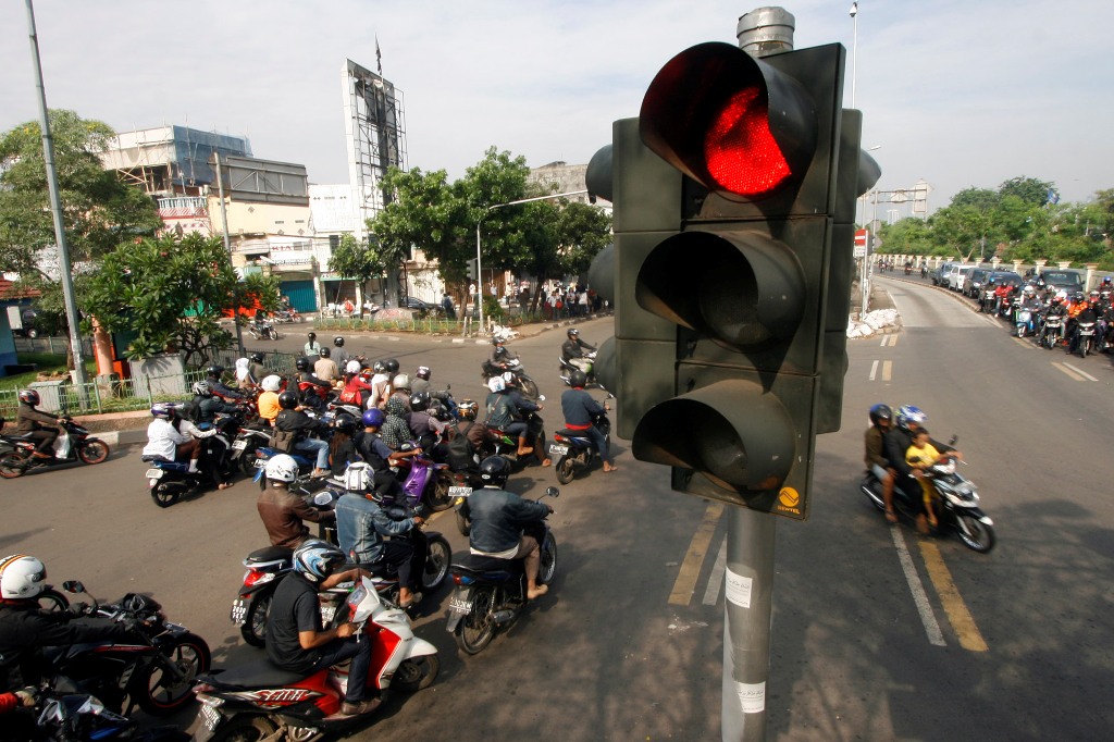 Mengapa Kita Dilarang Menerobos Lampu Merah Dan Siapa Saja Yang Di