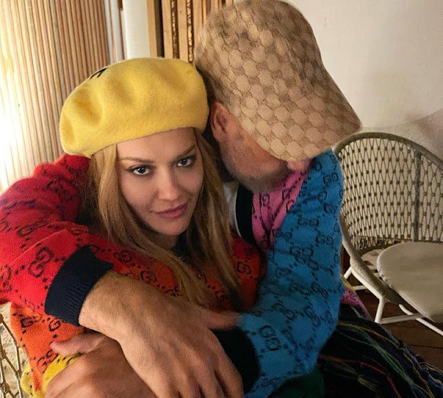 Rita Ora e il regista Taika Waititi scatenano voci di appuntamenti dopo aver pubblicato una foto coccolata con lui