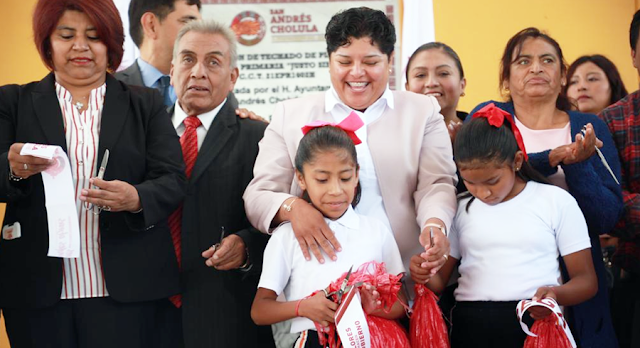 Karina Pérez realiza la entrega de domo escolar en San Antonio Cacalotepec