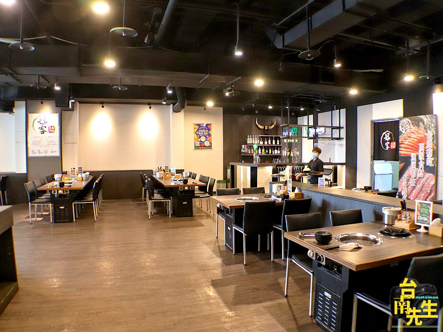 台南火烤兩吃吃到飽/帝王蟹+和牛吃飽吃滿/70多種海陸食材任你點/coldstone冰淇淋+鴨血豆腐+飲品無限享用/加價還有啤酒+調酒喝到飽/無煙炭烤不會全身油煙味