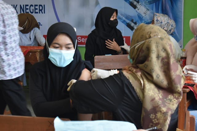 Ratusan Pelajar SMK/SMA Pembangunan Mranggen Terima Suntik Vaksin Dosis Pertama Dari TNI   