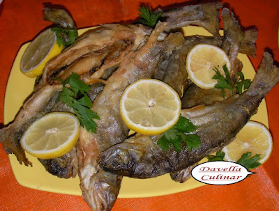 Truite entière frit à la poêle, sauce à l’ail et polenta / Pastrav prajit la tigaie cu mamaliga si sos de usturoi