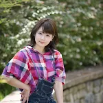 Han Ga Eun – Multicolored Top And Denim Shortalls Foto 6