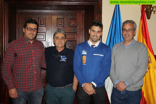 El nadador Jonathan García presenta su reto de unir a nado La Gomera y La Palma