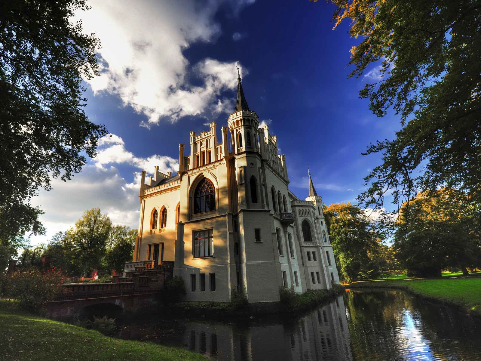 Замок и дворец Замок и дворец