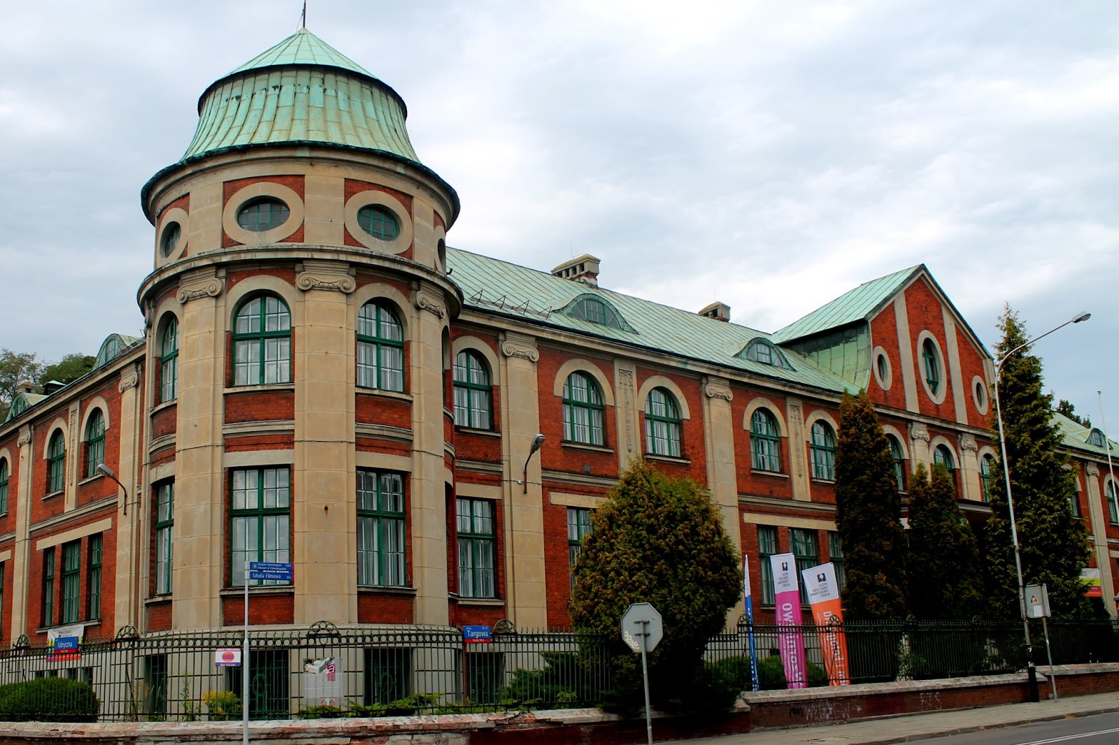 baedeker łódzki: UCZELNIA W BIUROWCU, czyli Wyższa Szkoła Sztuki i